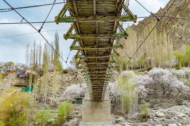 Zdjęcie drewniany most turtuk z wodą płynącą pod wioską turtuk. leh ladakh, indie