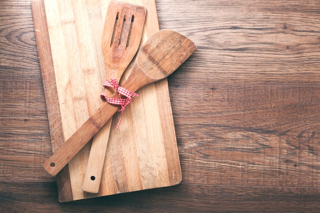 Drewniany naczynie, widelec i łyżka biały czerwony obrus na drewnianym stole