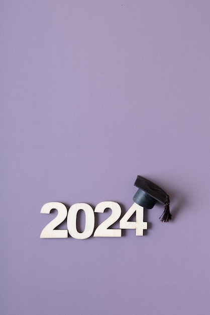 drewniany numer 2024 z wykształconą czapką koncepcja klasy 2024