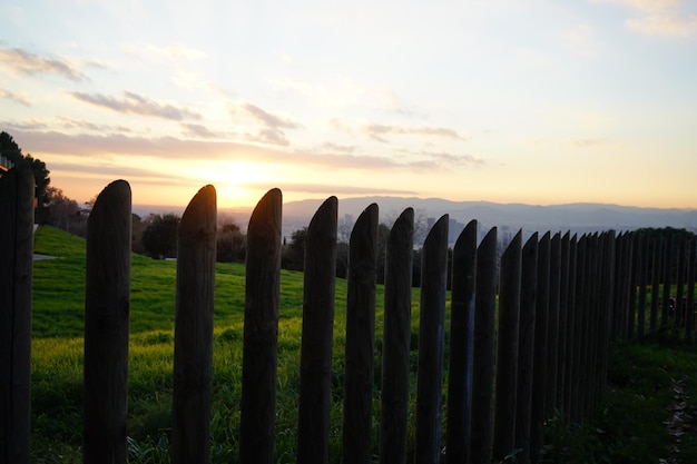 Zdjęcie drewniany ogrodzenie na polu przeciwko niebu podczas zachodu słońca