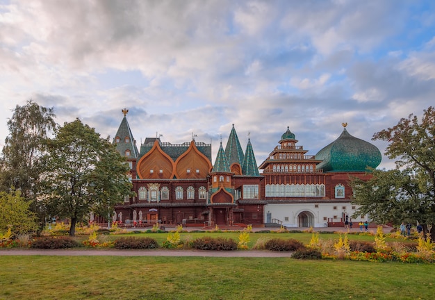 Drewniany pałac cara Aleksieja Michajłowicza w rezerwacie Muzeum Kołomienskoje Moskwa Rosja