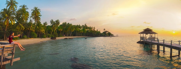 Drewniany pawilon na wyspie Koh mak w Tajlandii