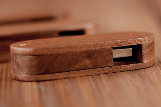 Drewniany pendrive na drewnianym biurku