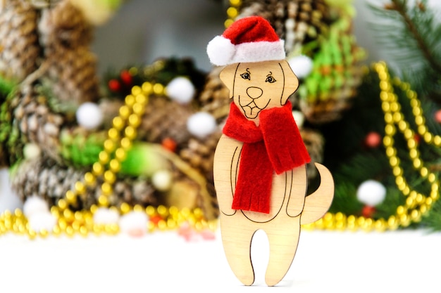 Drewniany pies zabawka w świątecznym kapeluszu