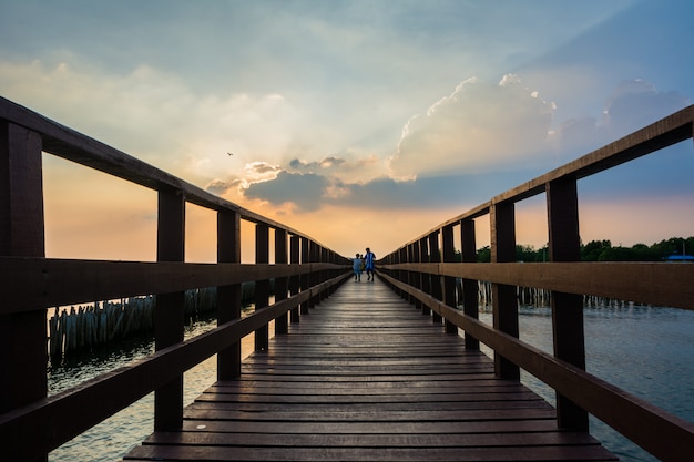 Drewniany Plażowy Przejście W Wieczór, Natura ślad W Bangkok, Tajlandia.