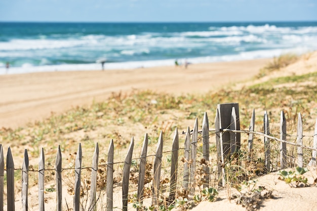 Zdjęcie drewniany płot na plaży atlantyku we francji