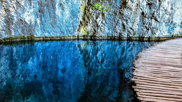 Zdjęcie drewniany pokład z krystalicznie czystą wodą przy parku narodowym plitvice w chorwacji