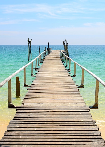 Drewniany pomost na tropikalnej plaży, wyspa Samed w prowincji Rayong, na wschód od Tajlandii.