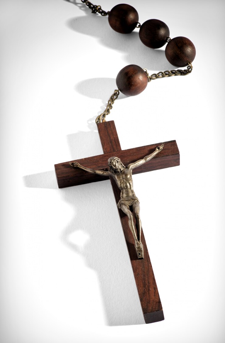 Drewniany różaniec z dołączonym krzyżem
