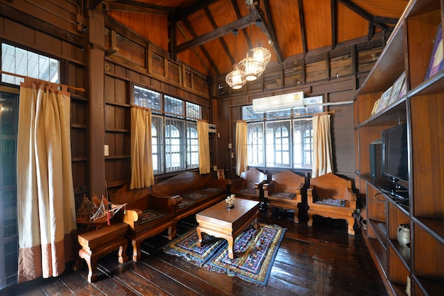 Zdjęcie drewniany salon w tradycyjnym tajskim stylu