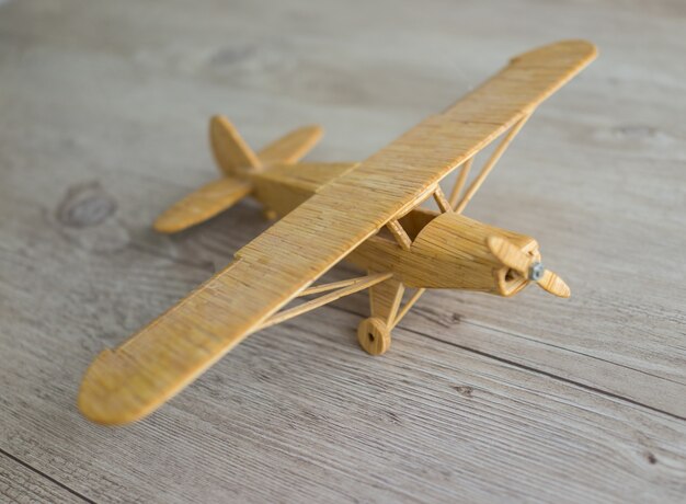 Zdjęcie drewniany samolot zabawka