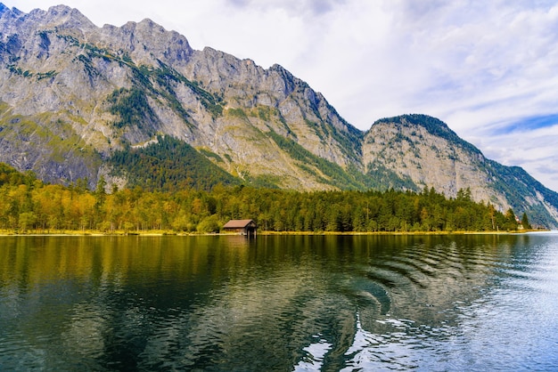 Drewniany stary dom rybny nad jeziorem Koenigssee Konigsee Park Narodowy Berchtesgaden Bawaria Niemcy