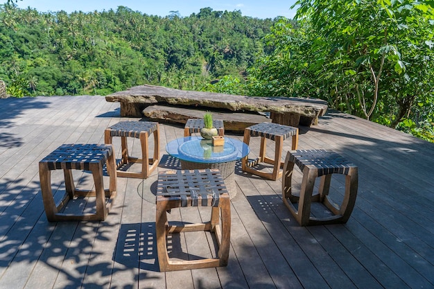 Zdjęcie drewniany stół i krzesła w pustej tropikalnej kawiarni obok tarasów ryżowych na wyspie bali, indonezja