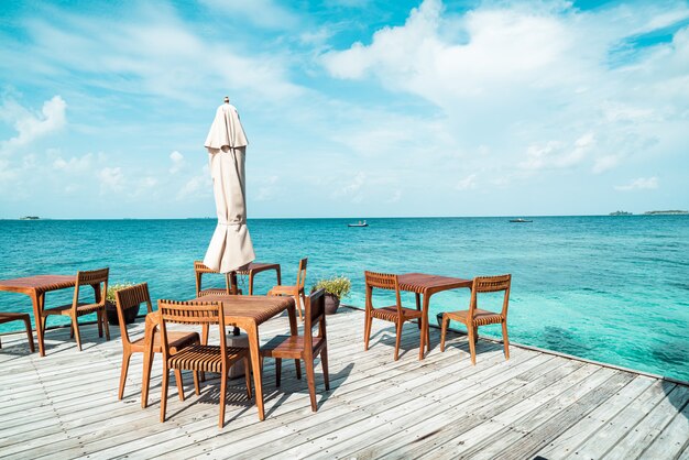 drewniany stół i krzesło z widokiem na morze w tle na Malediwach