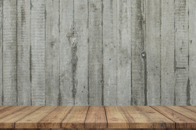 Drewniany stół przed rustykalną drewnianą ścianą rozmycie tła z pustą przestrzenią kopiowania produktu