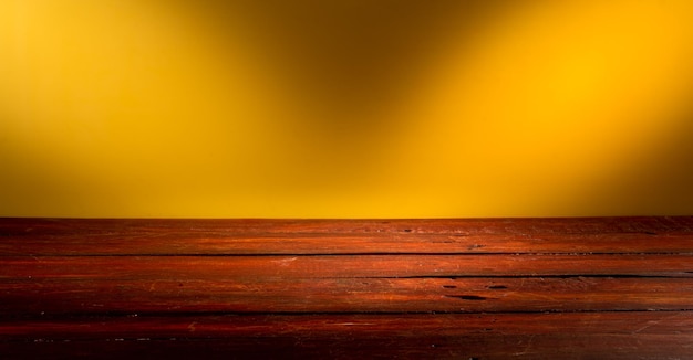 Drewniany stół przed rustykalną ścianą z pustą przestrzenią na kopię