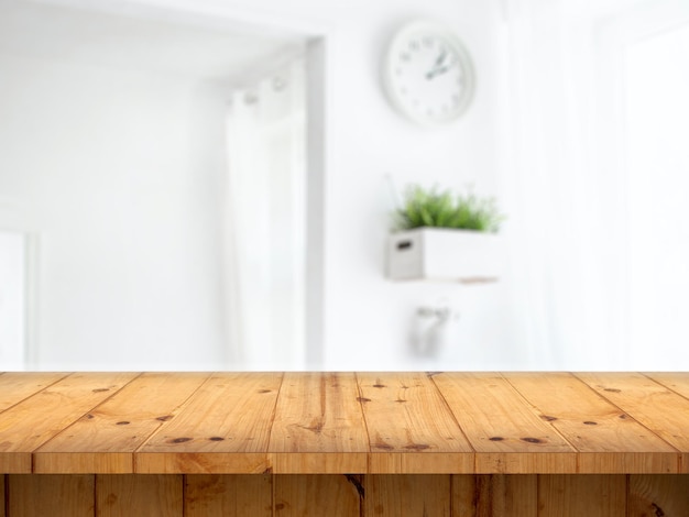 drewniany stół z rozmyciem tła wnętrza domu