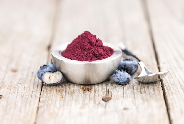 Drewniany stół z selektywną ostrością Blueberry Powder