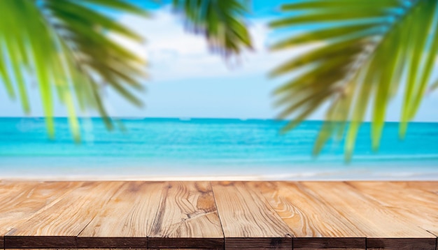Drewniany stół z widokiem na plażę i palmami w tle