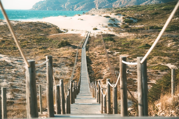 Drewniany stopa most na plaży
