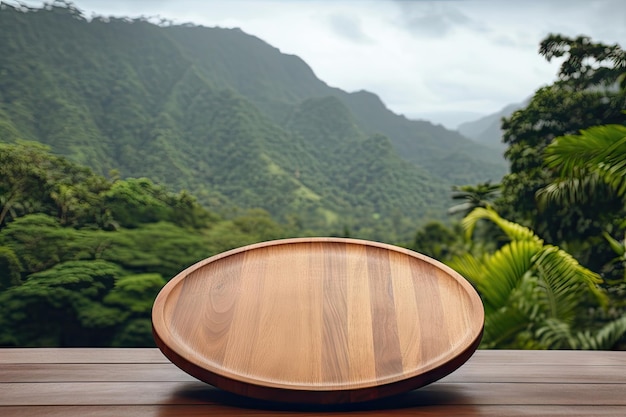 Zdjęcie drewniany talerz na stole z tłem lasu deszczowego