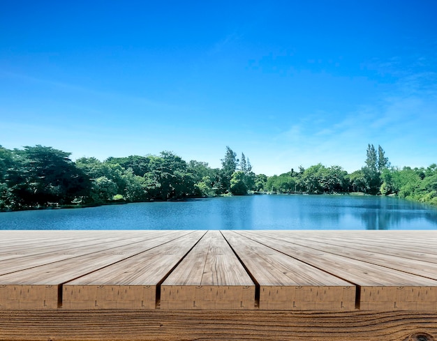 Drewniany taras stołowy z orzeźwiającą atmosferą rano małe bagienne jezioro latem