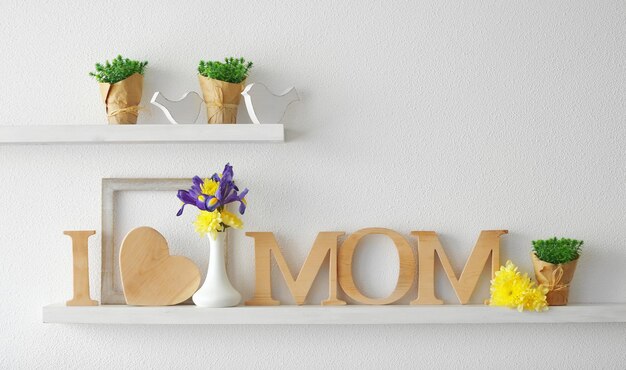 Drewniany wystrój i kwiaty na dzień matki na półce
