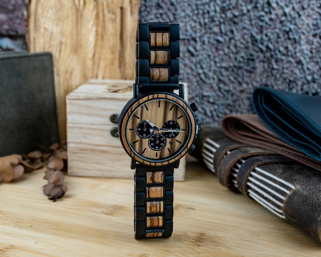 Drewniany zegarek na rękę w stylu retro, w pudełku