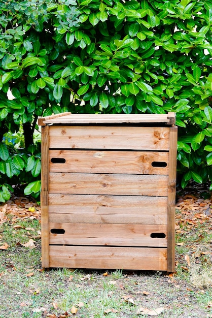 Drewniany Zewnętrzny Kompostownik Do Recyklingu Domowych Odpadów Organicznych Z Kuchni I Ogrodu