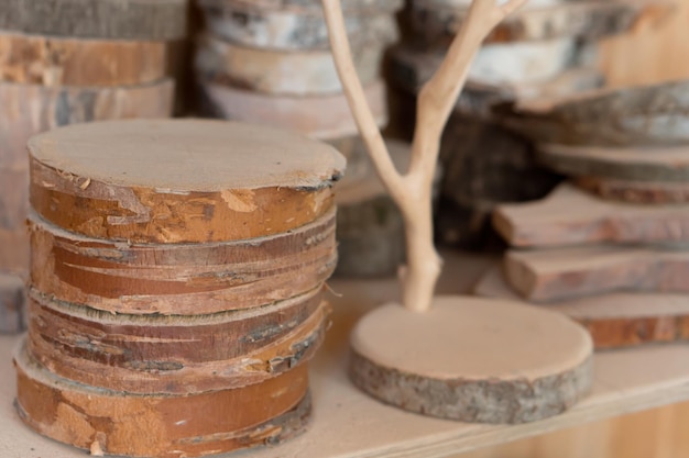 drewno cięte i gałęzie naturalne materiały do wyrobów z drewna i rzemiosła