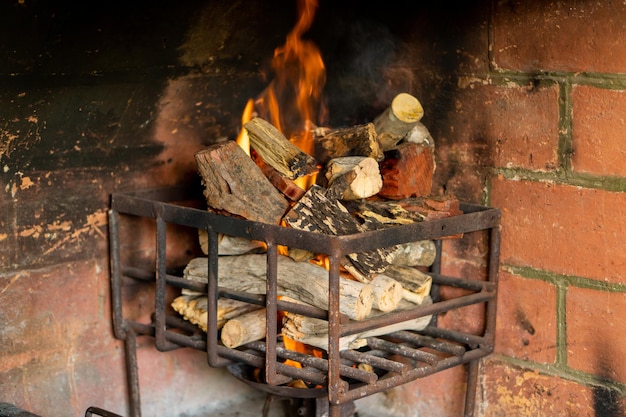 Drewno opałowe płonące płomienie ognia na argentyńskim grillu