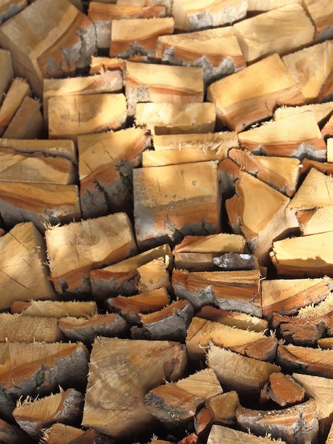 Drewno opałowe połączone w stos drewna.