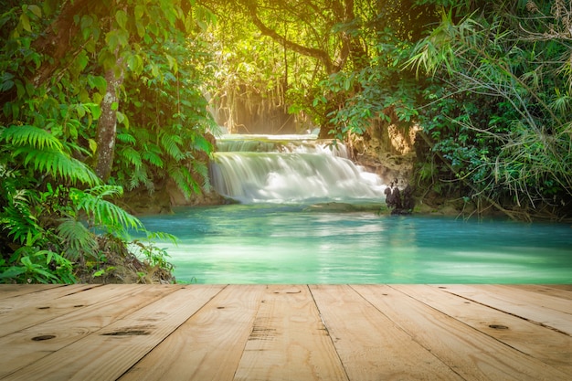 Drewno stół i Kuang Si siklawy w Luang Prabang, Laos.