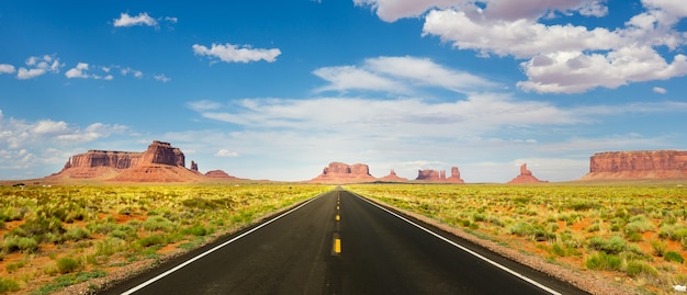 Droga asfaltowa, góry z czerwonego piaskowca ze slyline