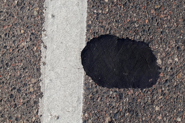 Droga asfaltowa z naprawionymi uszkodzeniami