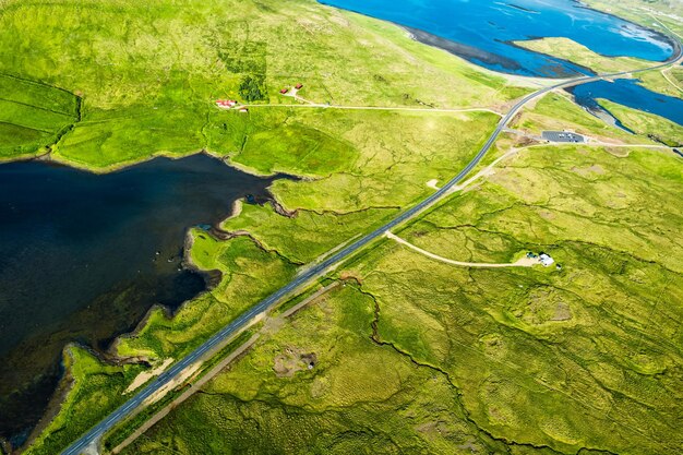 Droga autostradowa przez mosiężną pustynię latem na Islandii