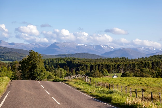 Droga do gór Cairngorm