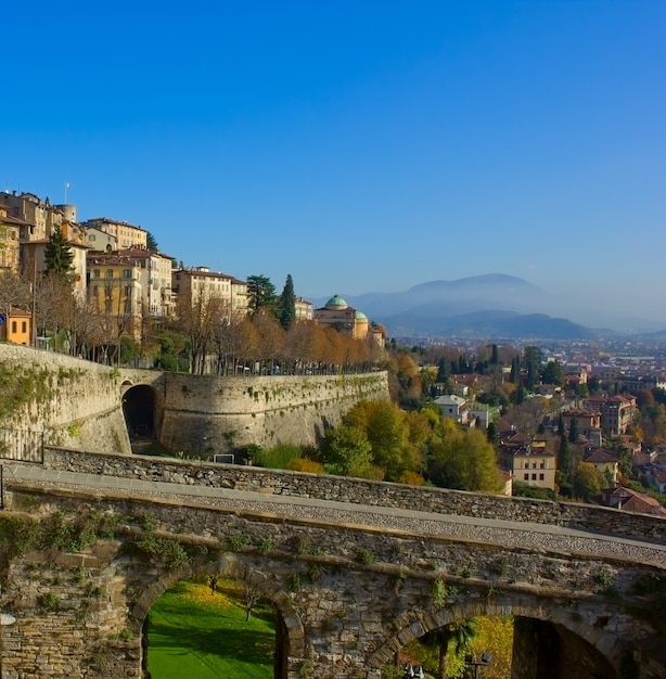 Droga do starego górnego miasta Bergamo, Włochy