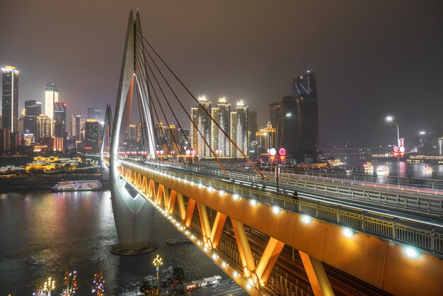 Droga Ekspresowa Na Rzece Yangtze Bridge I Nowoczesnej Scenerii Miasta W Chongqing, Chiny