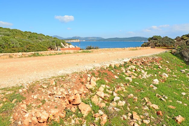 Droga gruntowa przy plaży Cala Dragunara Sardynia