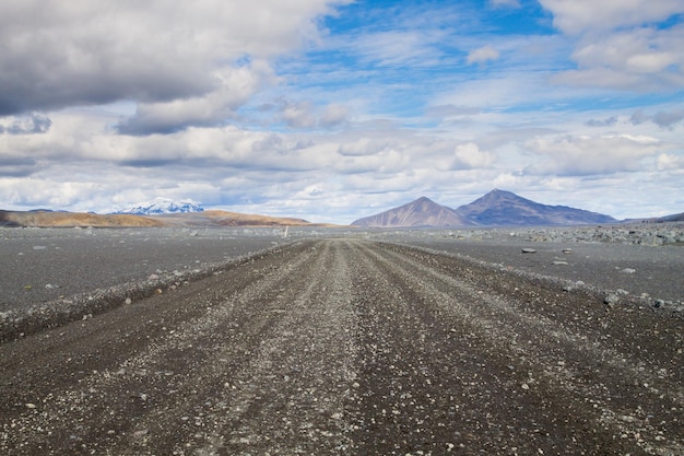 Droga gruntowa wzdłuż centralnych wyżyn Islandii. Krajobraz Islandii. Trasa F907