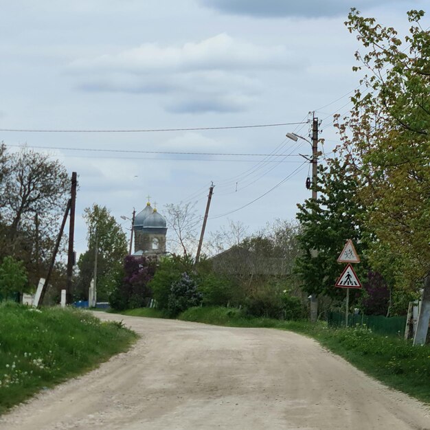 Droga gruntowa ze znakiem „zakaz parkowania”.