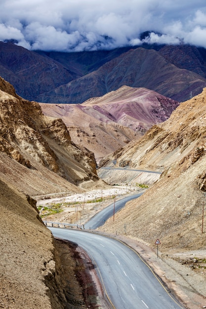 Droga Krajowa Srinagar Leh Nh-1 W Himalajach. Ladakh, Indie