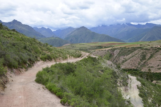 Droga między górami na solne tarasy Maras w Andach w regionie Cusco Peru