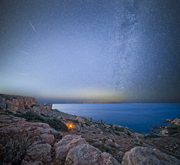 Zdjęcie droga mleczna i meteory nad wybrzeżem morza śródziemnego