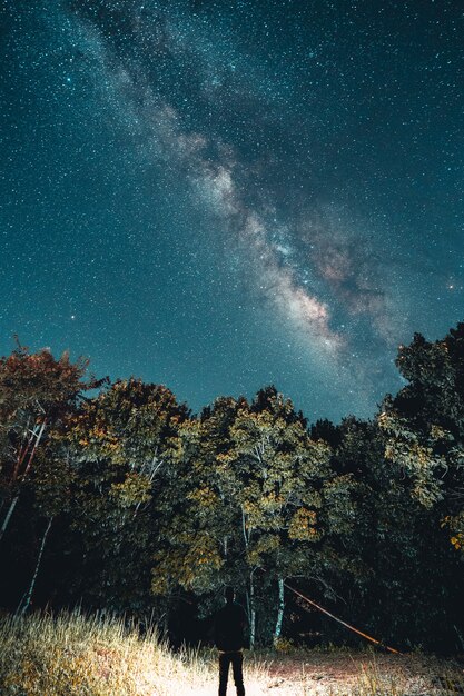 Droga Mleczna i nocne gwiazdy na polach Ton nastroju