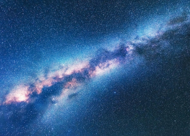 Zdjęcie droga mleczna kosmiczne tło z rozgwieżdżonym niebem fantastyczny nocny krajobraz z jasną drogą mleczną błękitne niebo pełne gwiazd błyszczące gwiazdy piękna scena z wszechświatem astrofotografia galaktyka