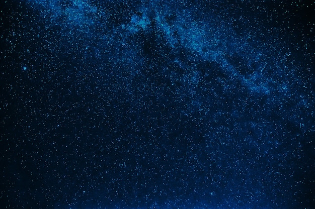 Droga Mleczna z dużą liczbą gwiazd na ciemnoniebieskim niebie
