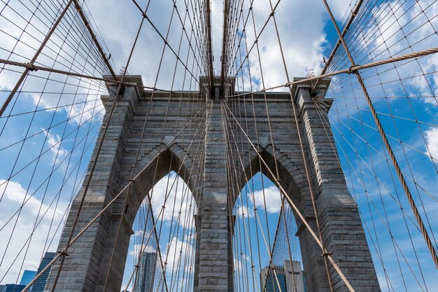 Droga na Manhattan Brooklyn Bridge w Nowym Jorku niesamowity krajobraz Brooklyn Bridge w metropolii Architektura historycznego mostu w Brooklynie Amerykańska architektura punkt orientacyjny przekraczania rzeki Hudson