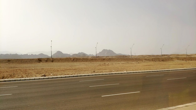 Droga na pustyni Sinaju Sharm el Sheikh droga przez miasto i pustynię Krajobraz miejski w Egipcie
